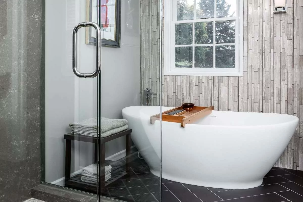 Standing tub within a modern home's bathroom